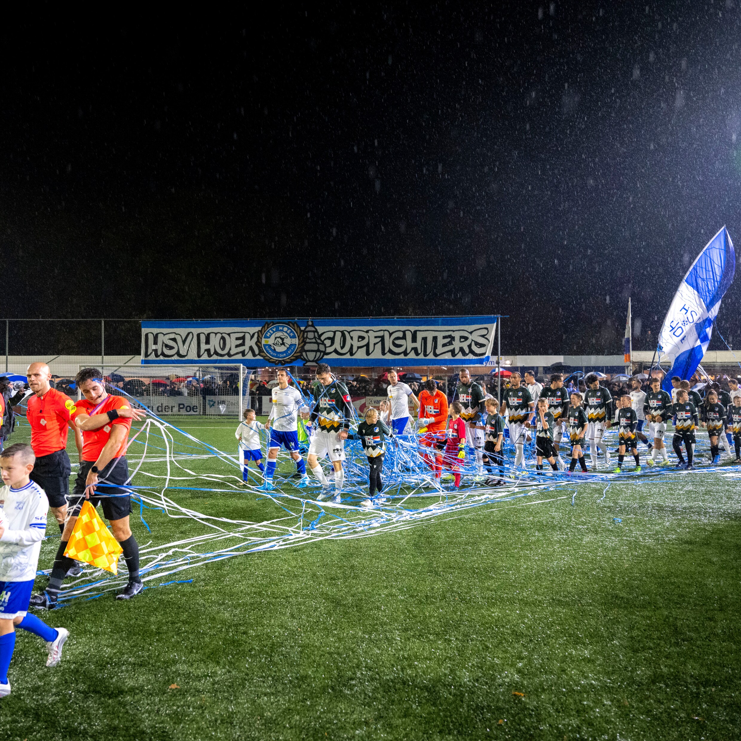 Bekersfeer voorafgaand aan de wedstrijd HSV Hoek-FC Eindhoven.