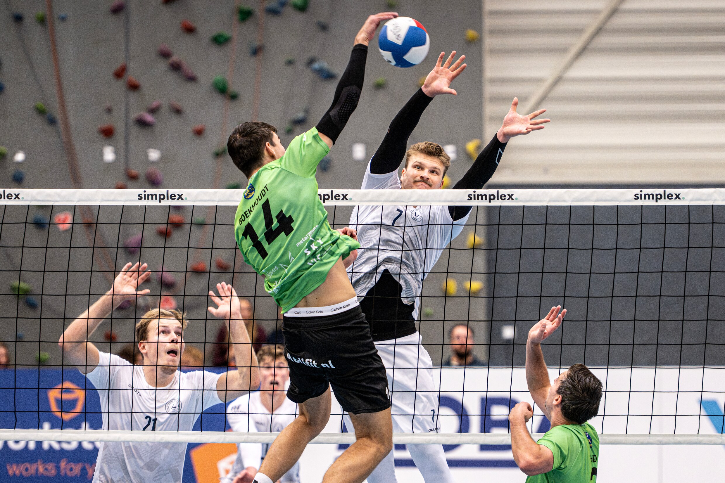 Op de achtergrond aanvoerder Gijs van Solkema bij de wedstrijd SSS (Barneveld) - Lycurgus Groningen.