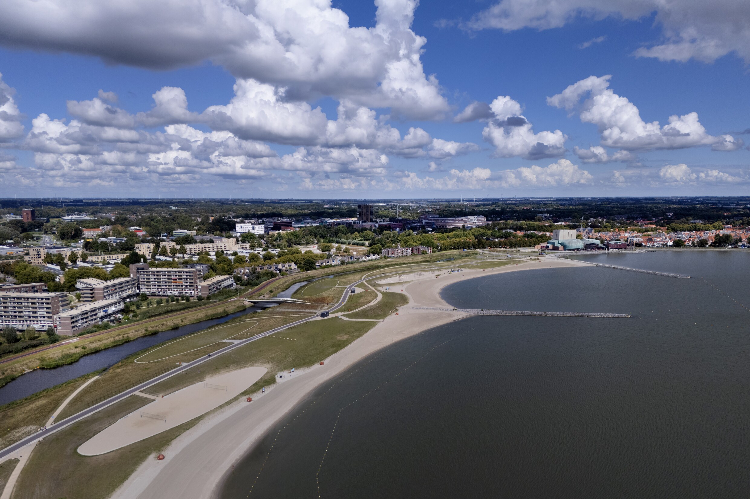 Het nieuwe stadsstrand van Hoorn.