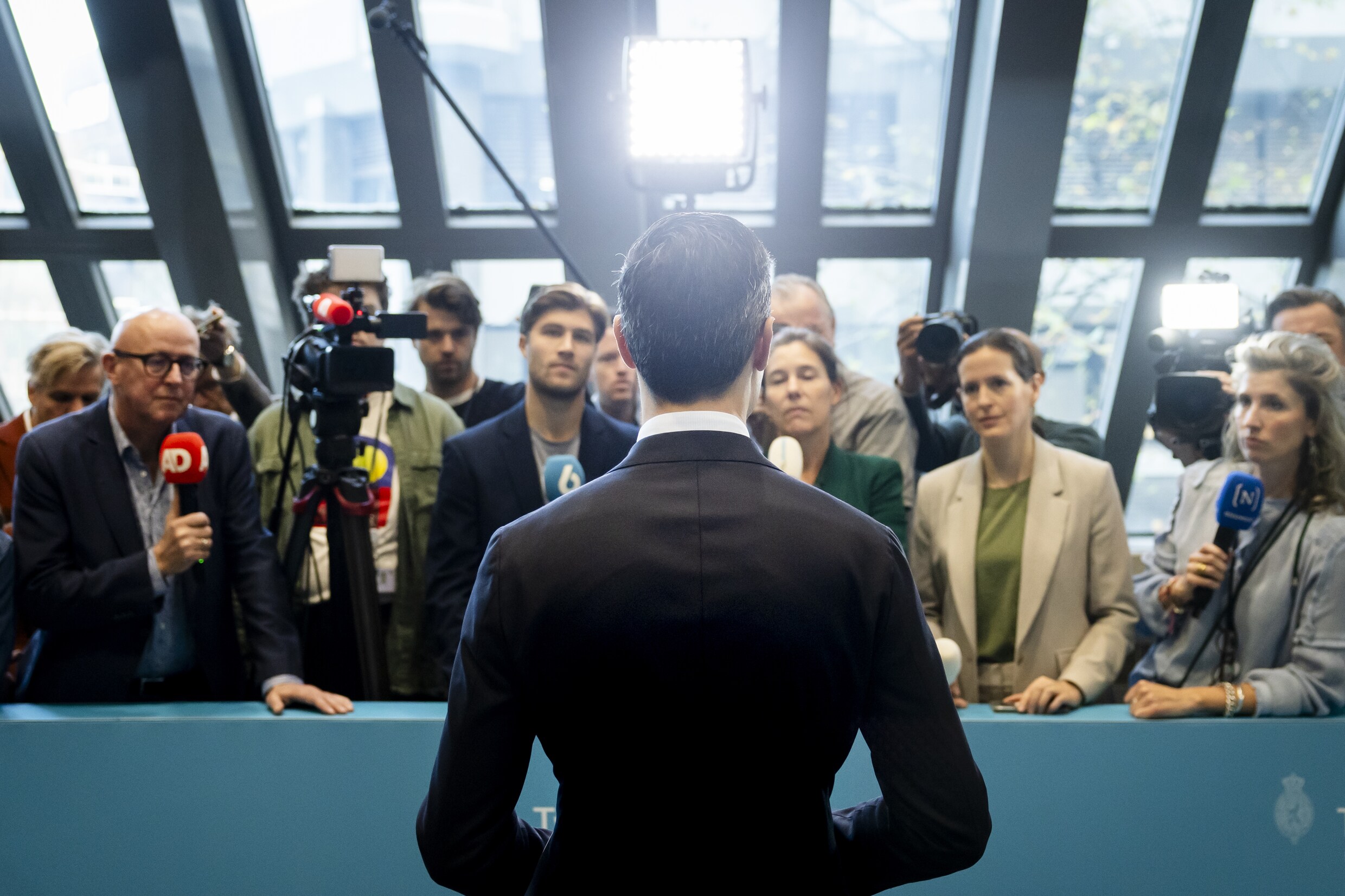Rob Jetten bij aankomst voor een gesprek met verkenner Wouter Koolmees.