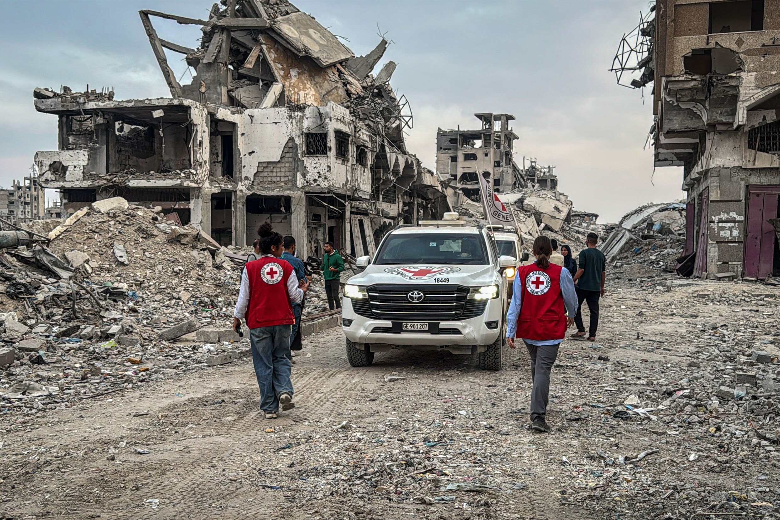 Het Rode Kruis begeleidt een zoekactie om de stoffelijke overschotten van Israëlische gijzelaars te vinden.
