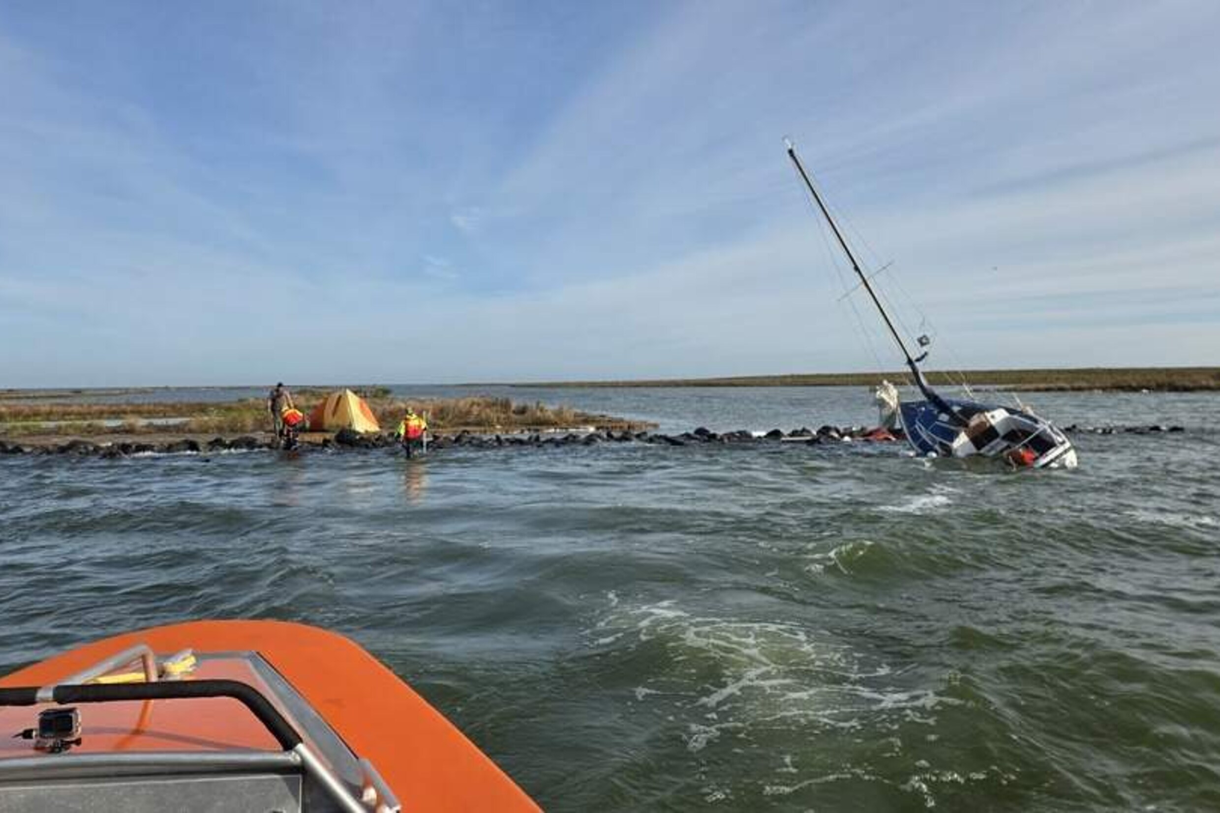 De half gezonken boot van de Duitse toerist bij het eilandje De Kreupel.