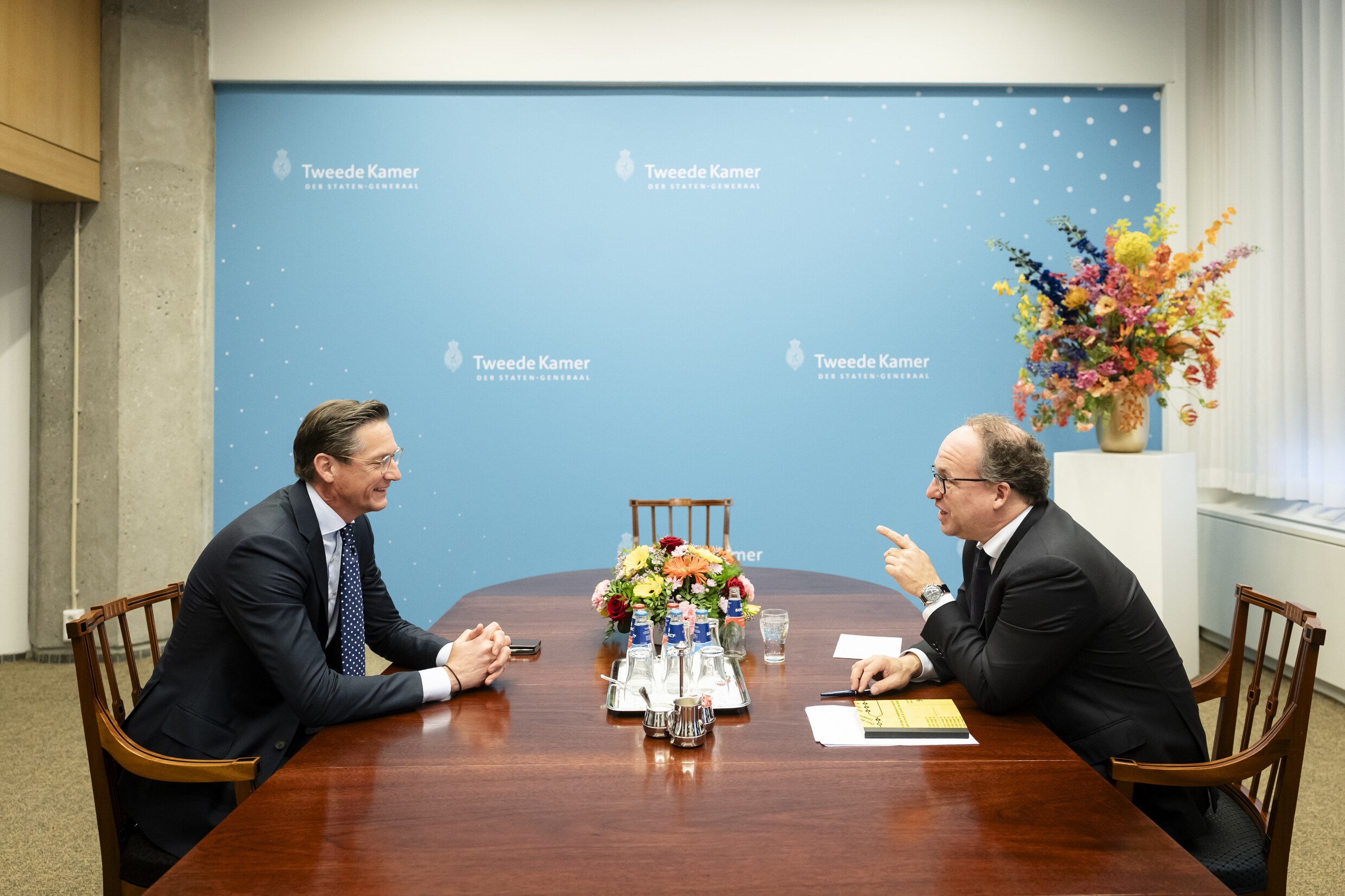 Verkenner Wouter Koolmees (rechts) ontvangt Joost Eerdmans van Ja21 voor een gesprek.