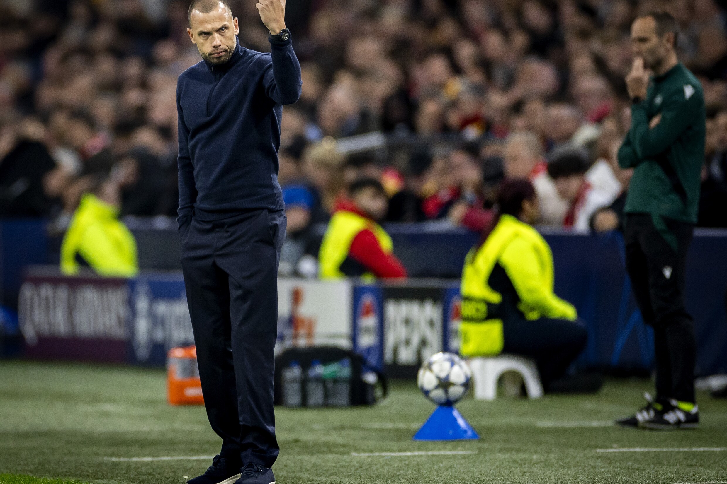 Trainer John Heitinga tijdens Ajax-Galatasaray.