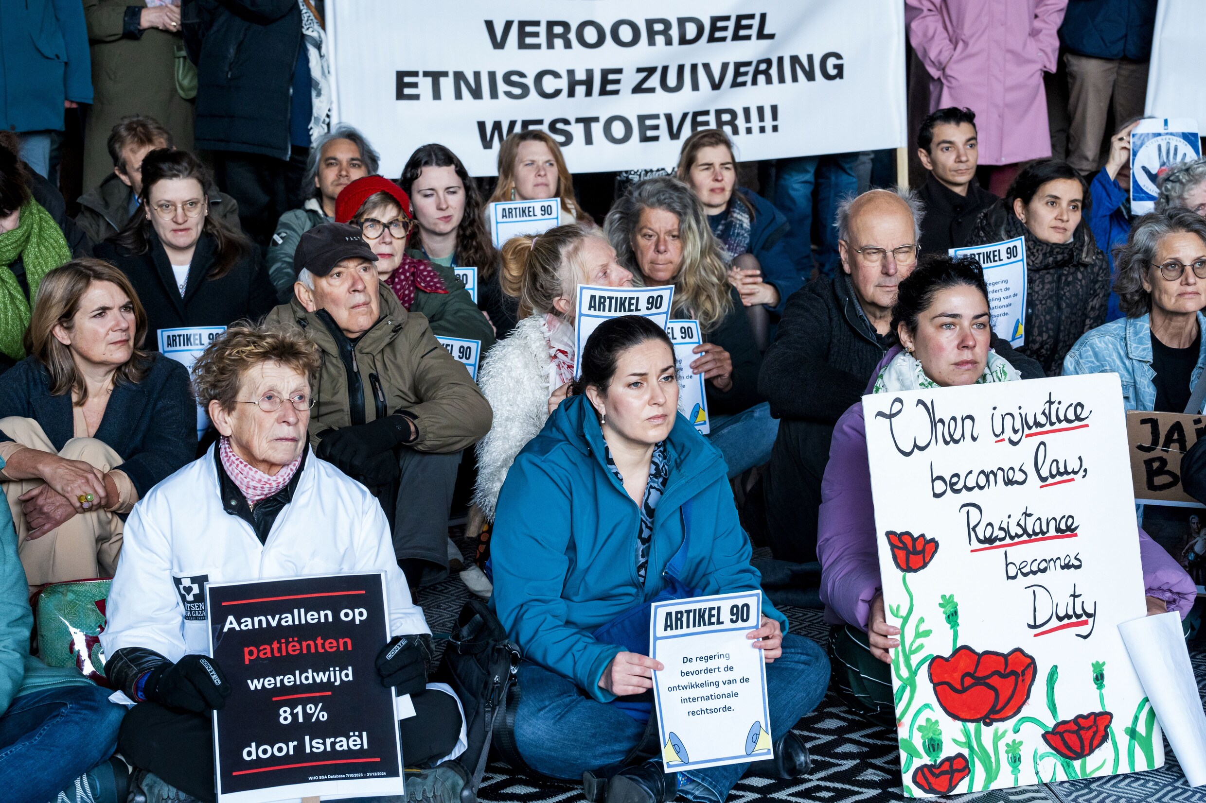 Rijksambtenaren, voormalig rijksambtenaren en sympathisanten nemen deel aan de wekelijkse sit-in voor het ministerie van Buitenlandse Zaken.