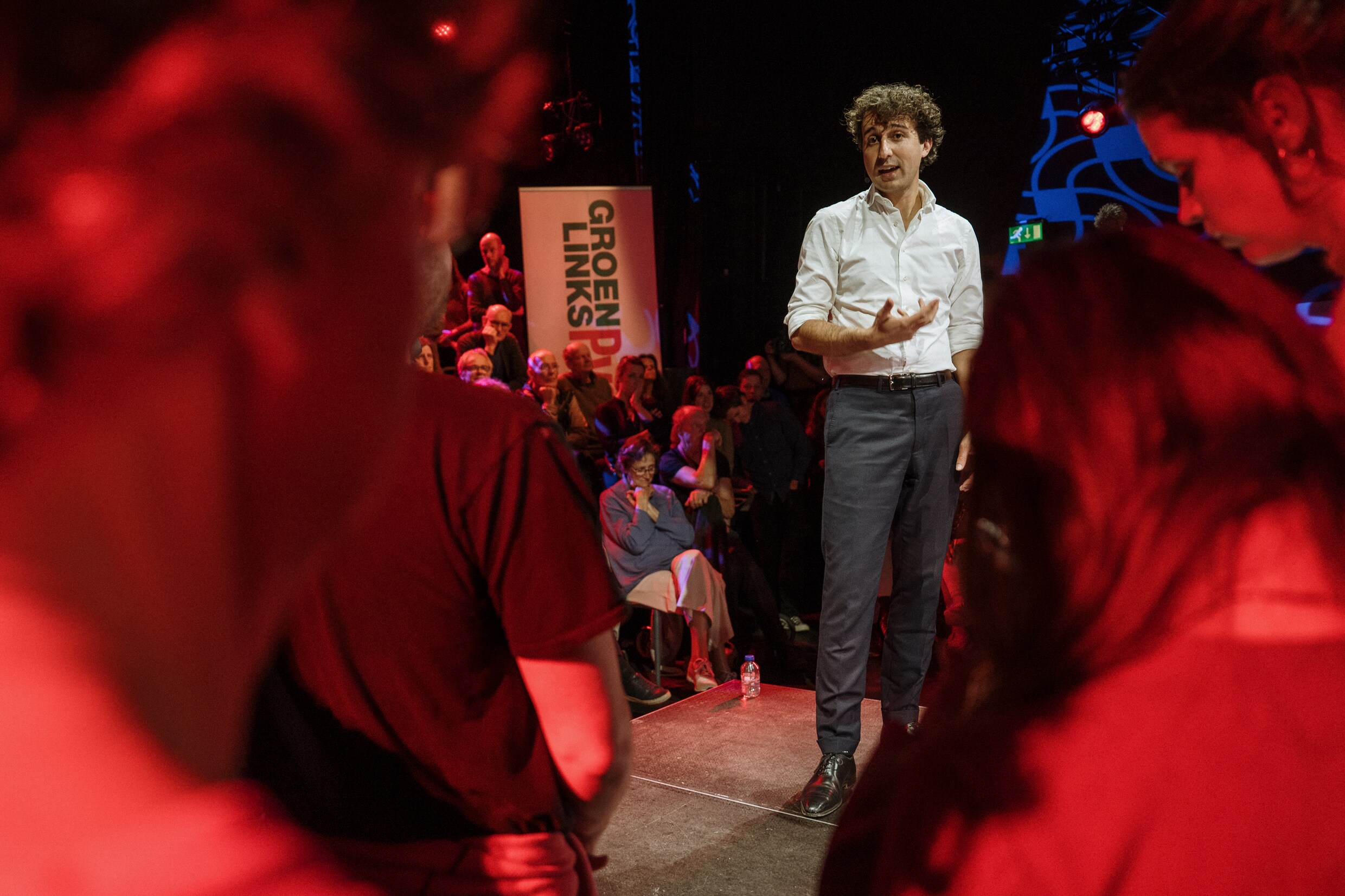 De nieuwe fractievoorzitter Jesse Klaver van GroenLinks-PvdA spreekt tijdens de bijeenkomst met partijleden over de verkiezingsuitslag.