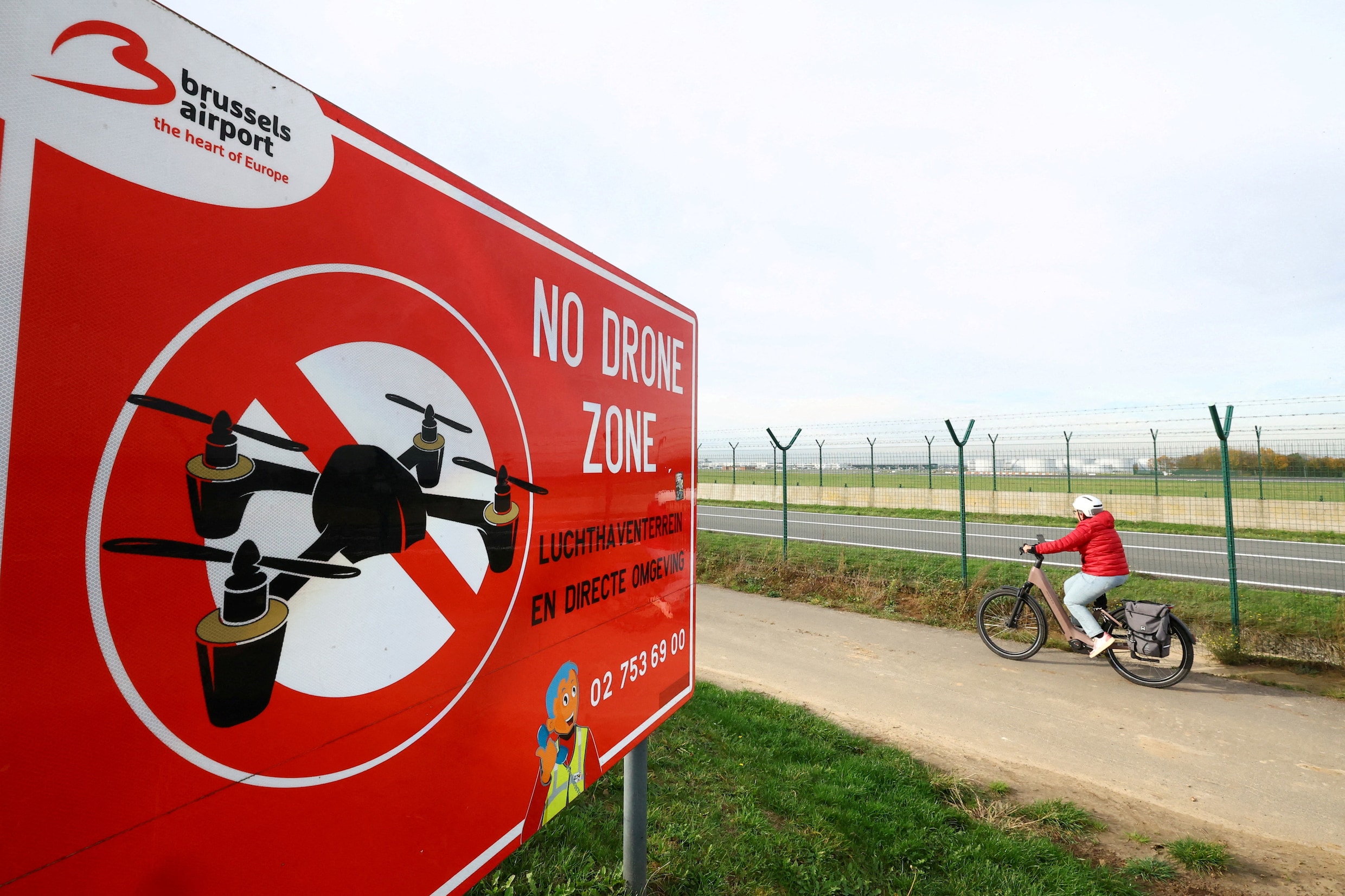 Een bord waarschuwt dat het verboden is om met drones te vliegen boven de Belgische nationale luchthaven Zaventem.