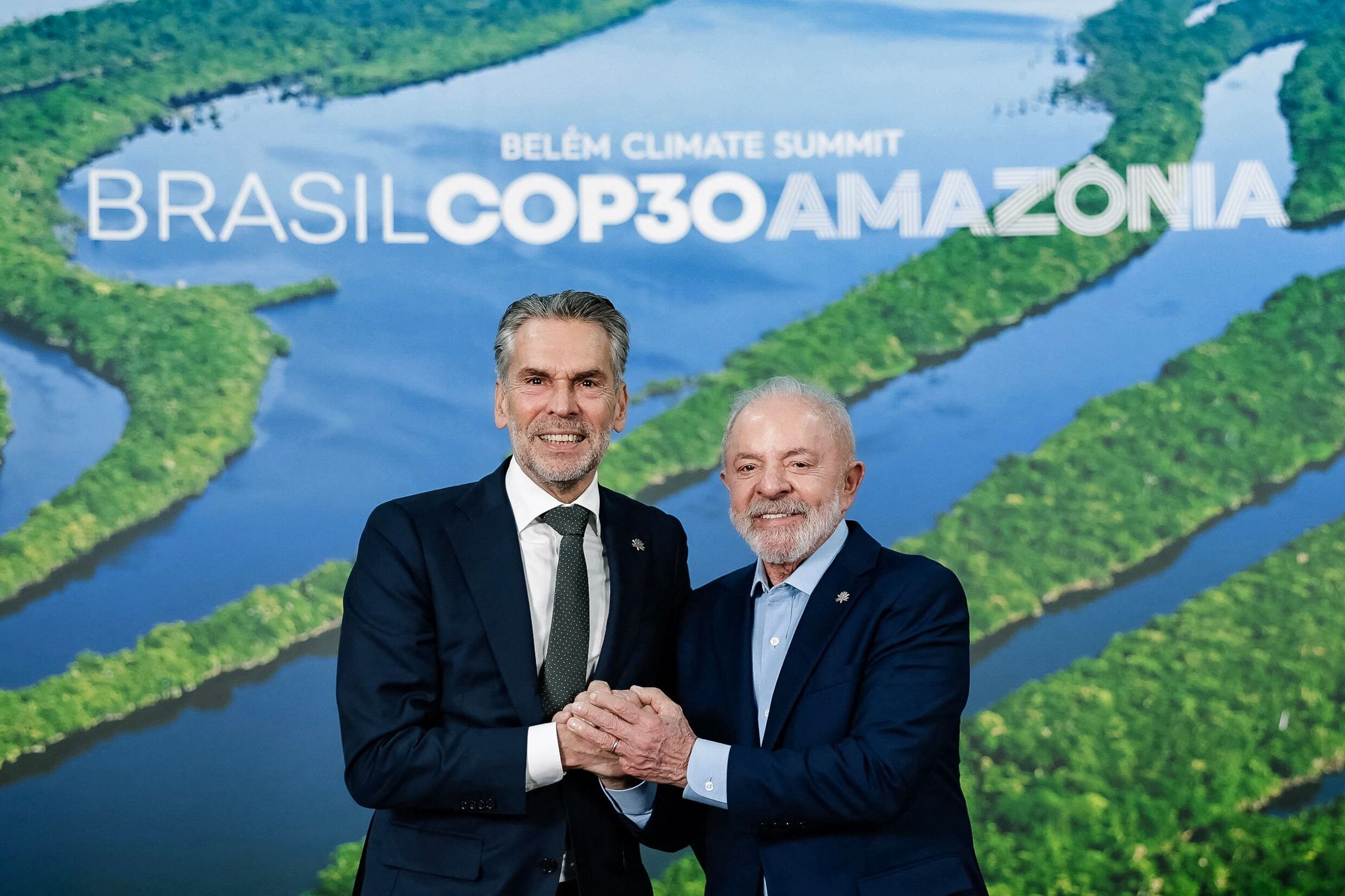Demissionair premier Dick Schoof schudt Braziliaanse president Luiz Inácio Lula da Silva de hand voorafgaand aan de VN-klimaattop in Belém, die maandag begint.