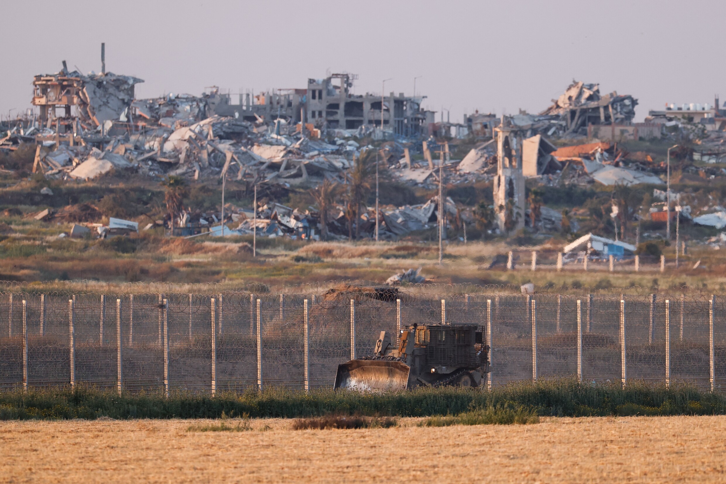 Een Israëlische gepantserde Caterpillar D9-bulldozer manoeuvreert nabij de grens tussen Israël en Gaza.