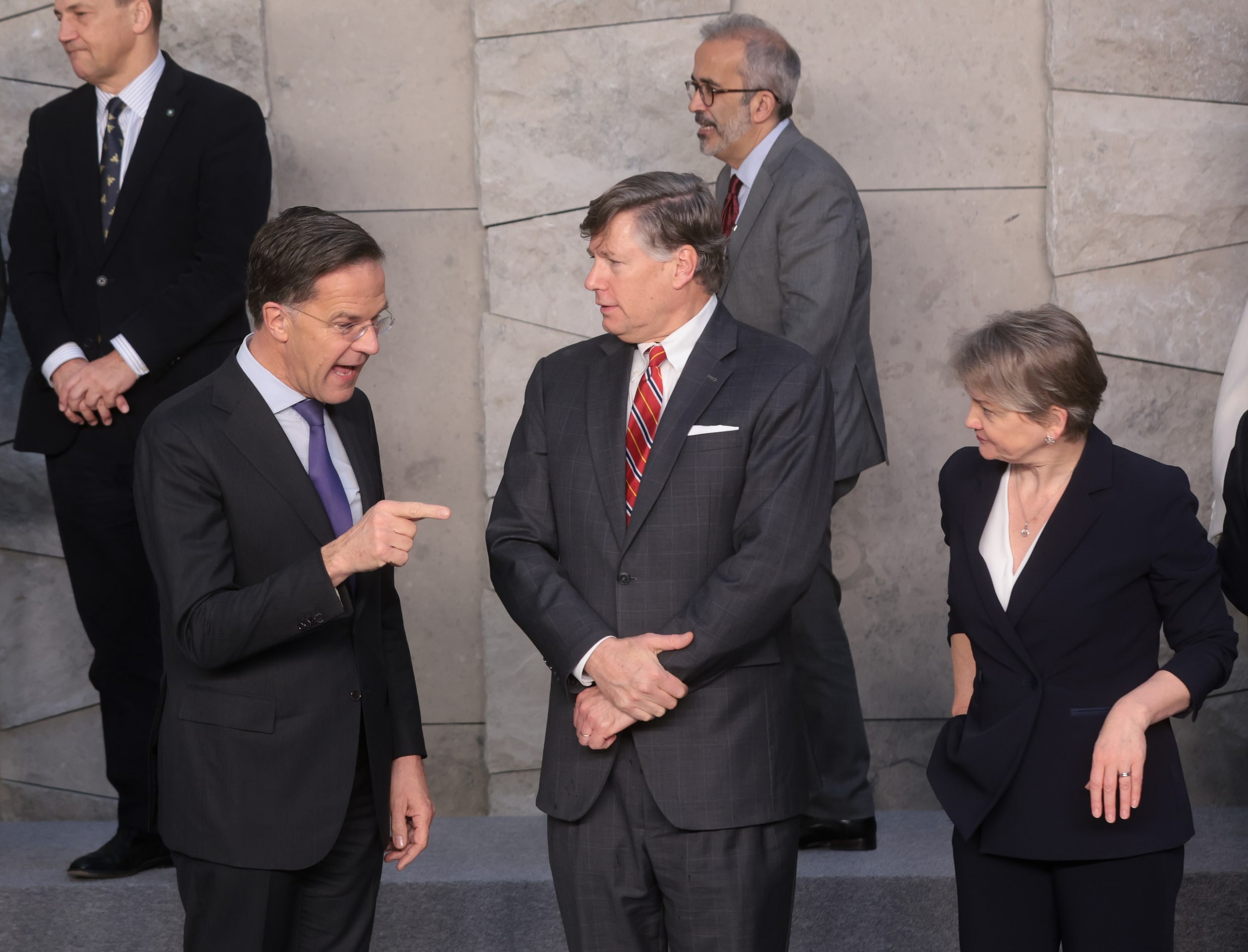 Navo-baas Mark Rutte dringt aan op meer Oekraïne-steun: ‘Poetin denkt ...