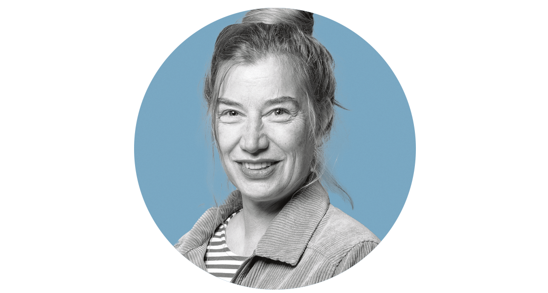 Astrid Ritskes maakt al vijf jaar kunstwerkjes van de krantenkoppen in ...