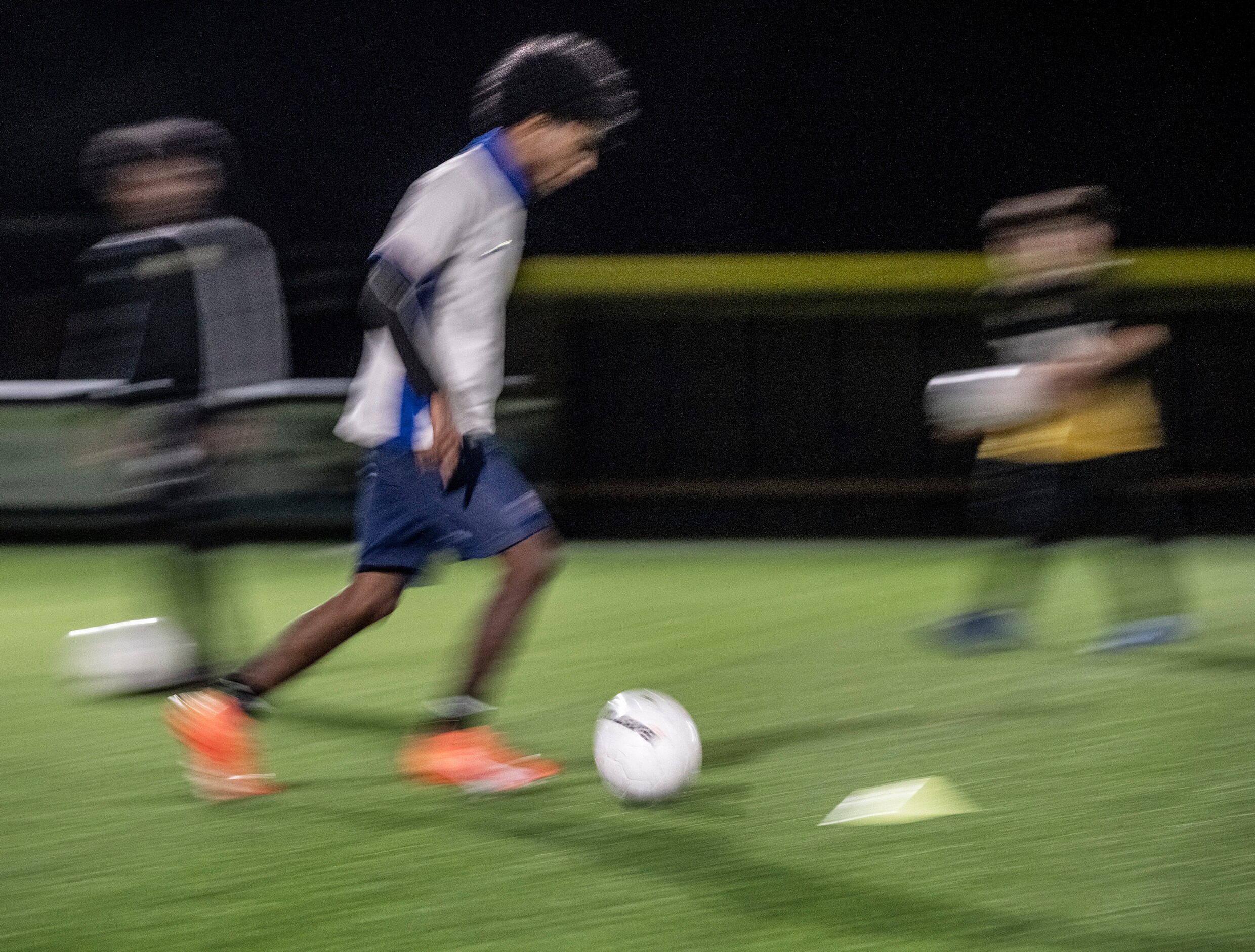 Op het voetbalveld vergeten deze Eritrese vluchtelingen even al hun ...