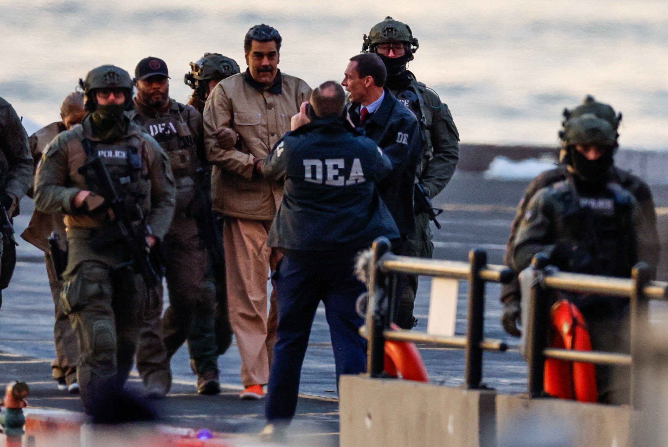 President Nicolas Maduro wordt op een helikopterplatform overgebracht naar een gepantserd voertuig dat hem naar de rechtbank in Manhattan brengt.