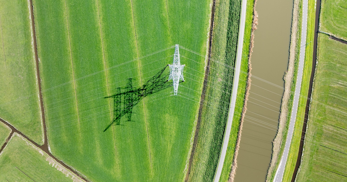 Van dit soort ijzeren reuzen komen er nog meer, dwars door dorpen en over akkers