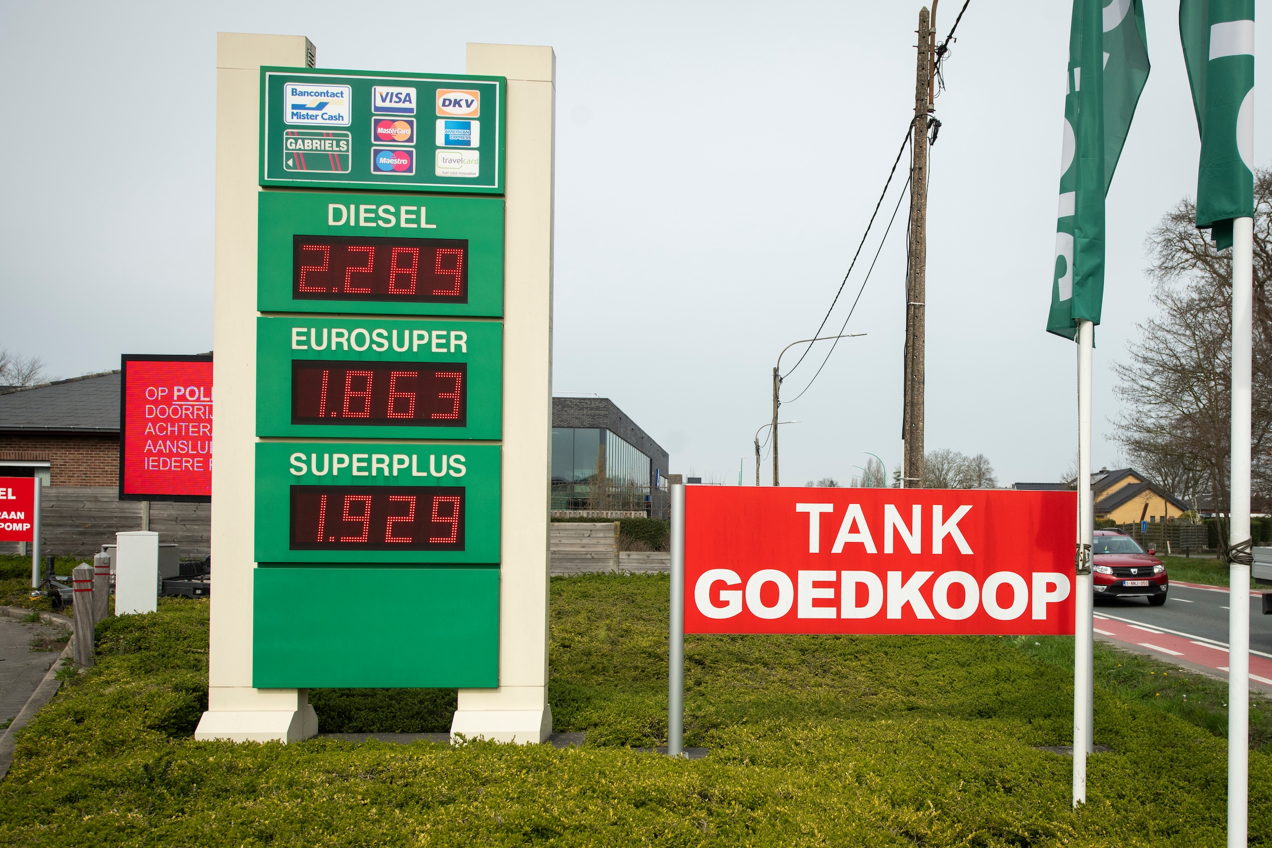 Het is een gekkenhuis bij de Belgische benzinepomp. ‘Ik probeer hier ...