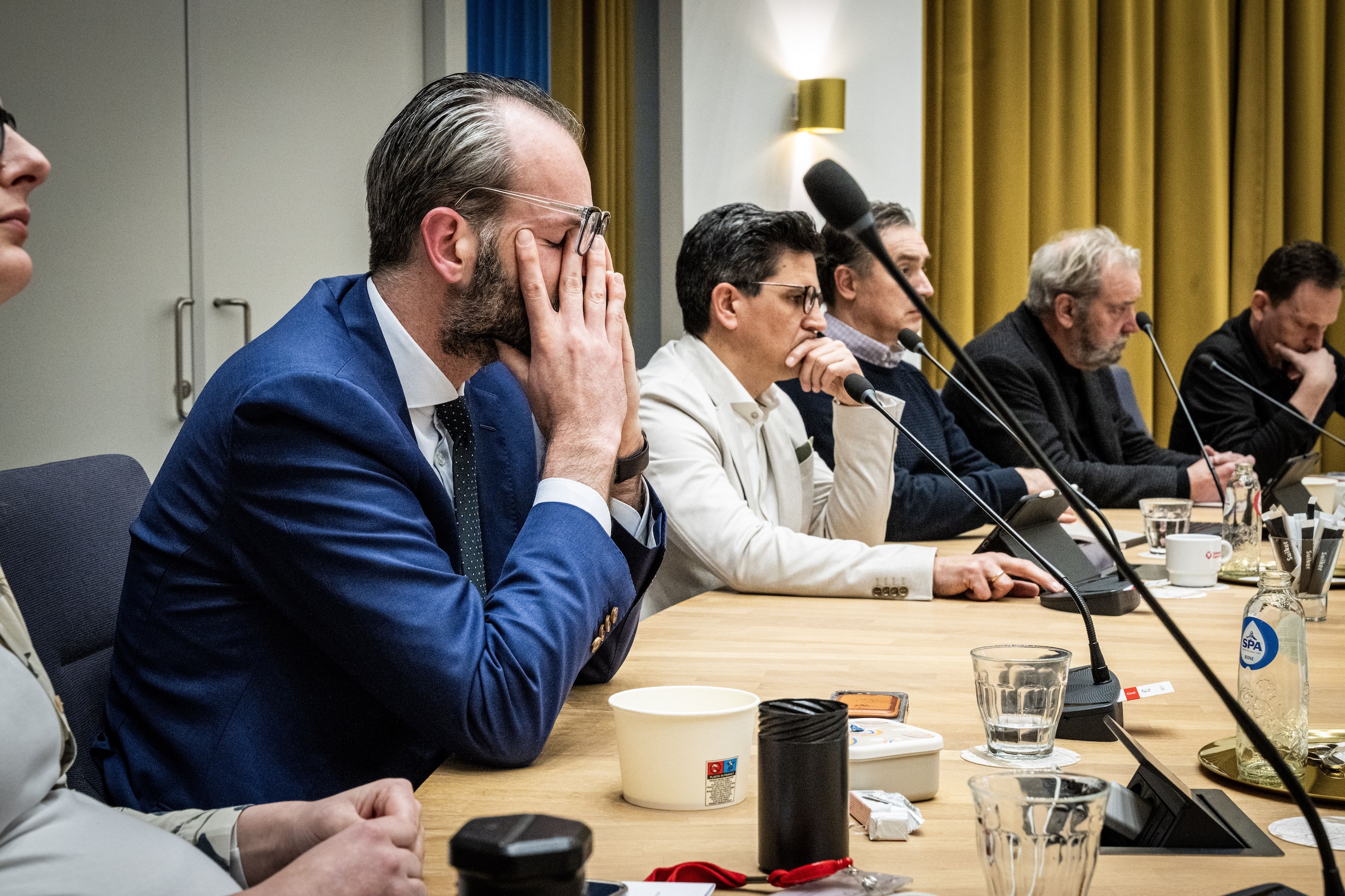 Raadsvergadering in Gorinchem. Hier werd maandag besloten dat de gemeenteraadsverkiezingen over moeten wegens vermoedens van fraude.