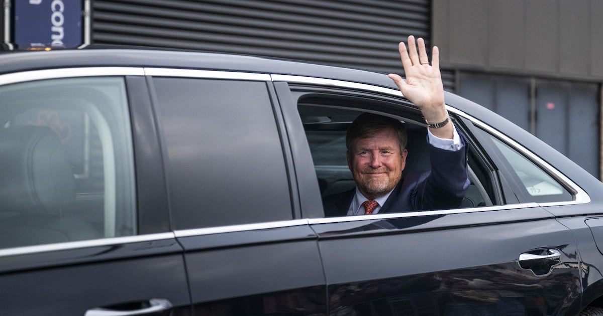 Live Koningsdag: Koninklijke familie komt aan in Dokkum voor Koningsdagviering