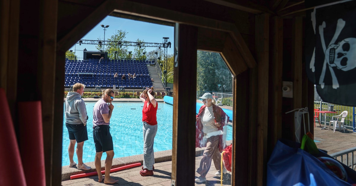 Fries theatergezelschap repeteert tussen de zwembadbezoekers