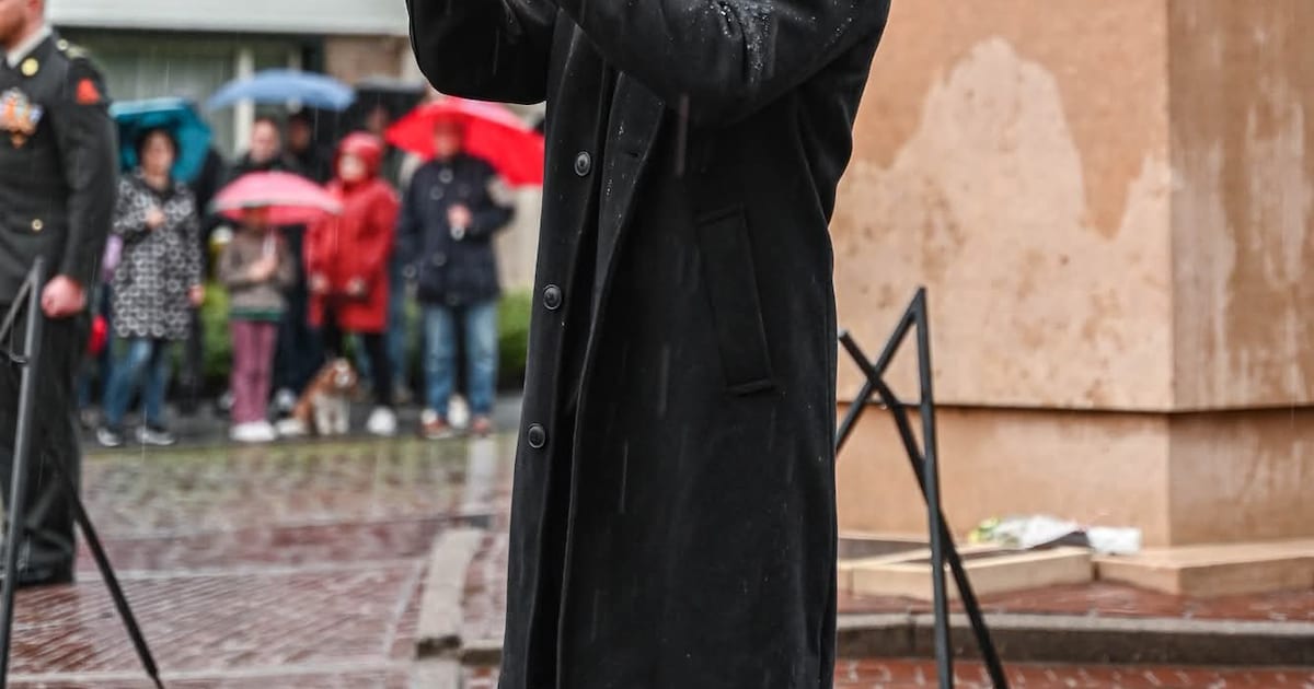 Vlak voor het twee minuten stil is, klinkt in Roosendaal de trompet van Jim (18)
