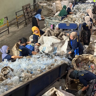 De Indonesische Kusno krijgt meer voor zijn verzamelde plast