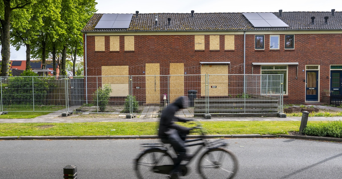 Huizen vernield van vrouwen die verdacht worden van kindermishandeling, burgemeester maant tot kalmt