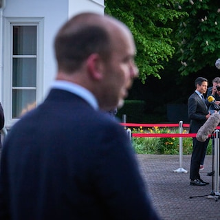 Asielminister Van den Brink weet het vertrouwen tussen Den Haag en de gemeenten langzaam te herstellen