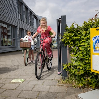 Een high five voor een kind dat níet met de auto naar school wordt gebracht – maar niet iedere ouder is er blij mee
