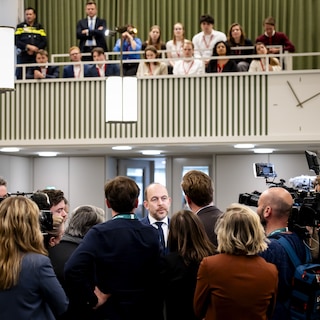 Hoe asielminister Van den Brink op jacht naar opvangplekken ook de VVD moet trotseren