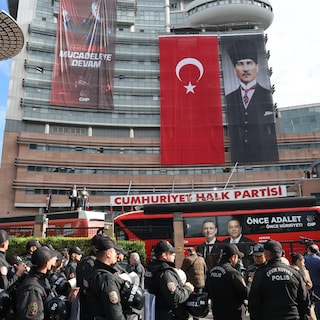 Turkse politie bestormt hoofdkwartier oppositie en verwijdert CHP-kopstuk Özel