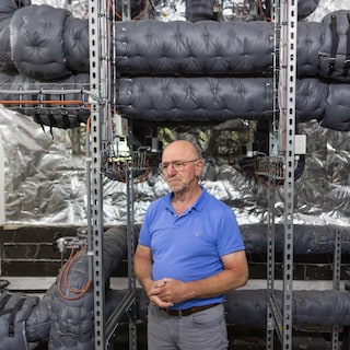 In een boerenschuur vond Hans Wolters (70) zijn eigen warmtebatterij uit. ‘Het moest gewoon functioneren’