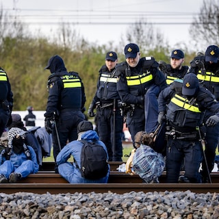 Het kabinet trotseert de kritiek van deskundigen en morrelt aan het demonstratierecht