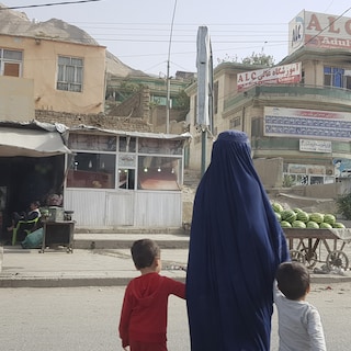 Daryosha gaat tegen het verbod van de Taliban in e