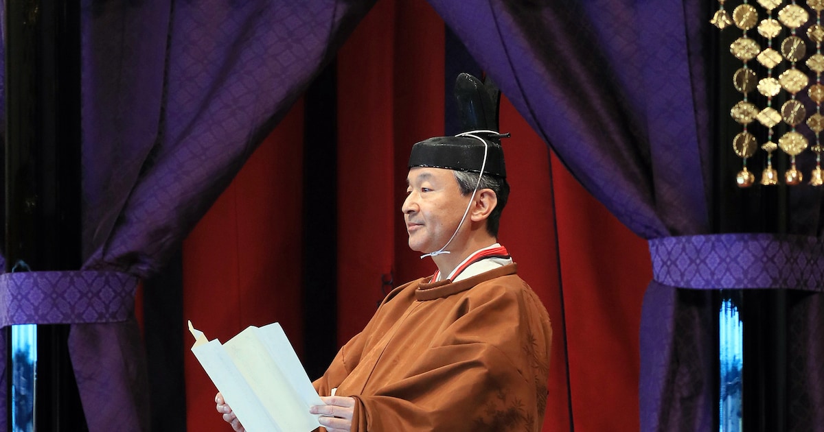 Wat de keizer draagt, zegt een hoop over Japan. ‘Die gewone kleren waren voor Japanners best een ove