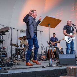 Rockdominee Jan Andries de Boer bestrijdt de manosfeer met Bløf. ‘Hun teksten kunnen christelijk worden uitgelegd’