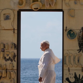 Paus Leo XIV brengt bezoek aan migranteneiland Lampedusa