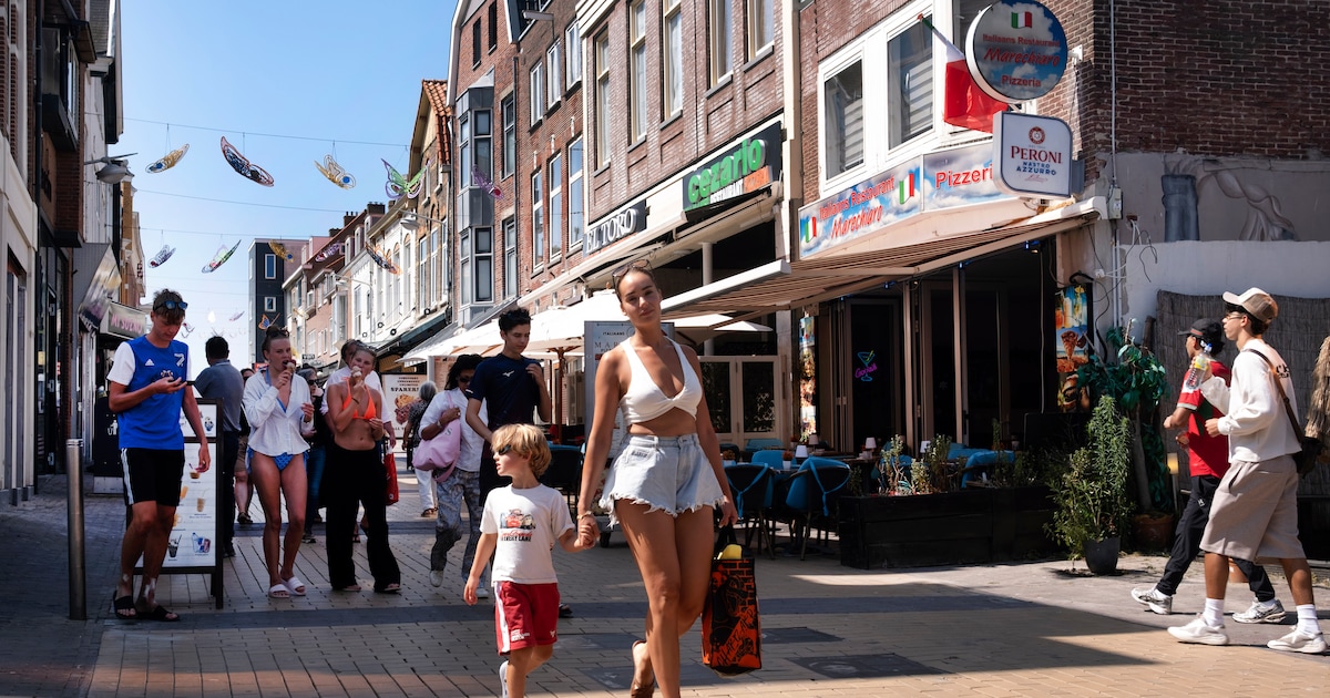 In Zandvoort houdt niet iedereen van toeristen die in badkleding door het centrum lopen. ‘Trek een s