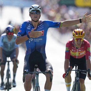 Na een week worstelen komt Mathieu van der Poel boven in de Tour met fraaie zege in heuveletappe