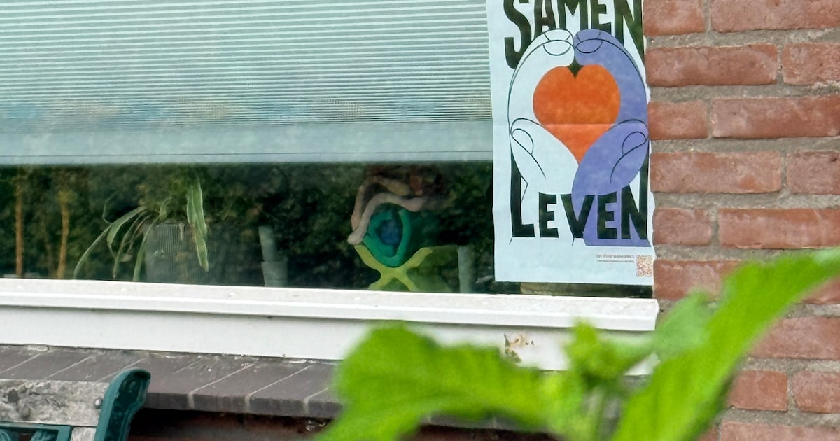 ‘Samen leven’-posters zijn doelwit van bekladdingen, maar het aantal aanvragen zit flink in de lift