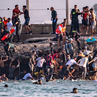 Achttien migranten omgekomen bij bestorming Spaanse exclave Ceuta, Spanje sluit grens bij Melilla