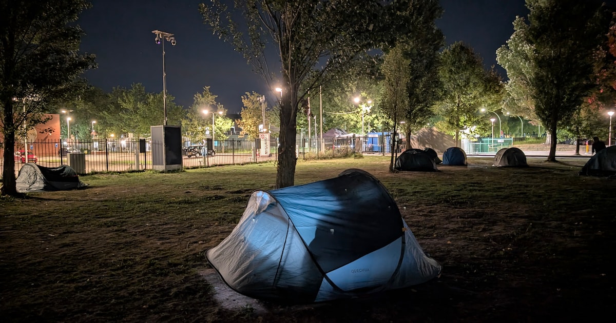 Bijna elke dag slapen asielzoekers in Ter Apel buiten, zorgen over opvang in het najaar