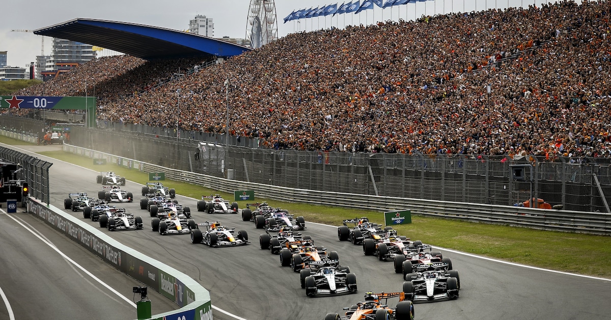 De finishvlag voor Zandvoort: Verstappen eindigt in het gras