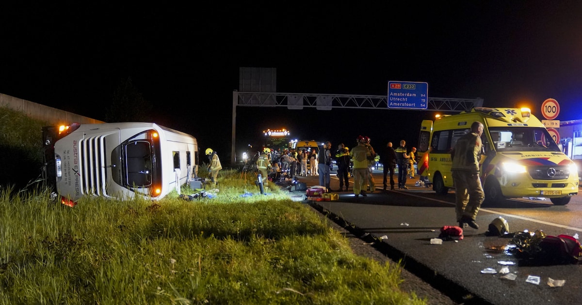 Zwaargewonden na busongeluk op de A28 bij Wezep, snelweg hele dag in beide richtingen dicht