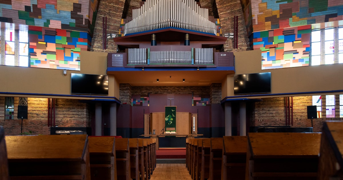 Frivool en felgekleurd. De gereformeerde kerk in Andijk lijkt wel een kathedraal
