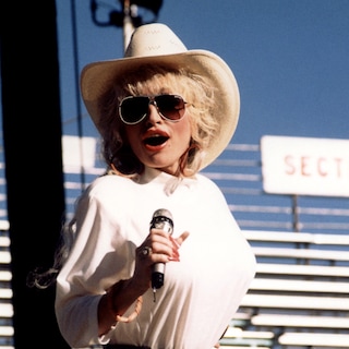 Dolly Parton gaf de country een nieuw leven en speelde fantastisch gitaar. Met haar acrylnagels van 6 centimeter tokkelde ze erop los alsof het niets was