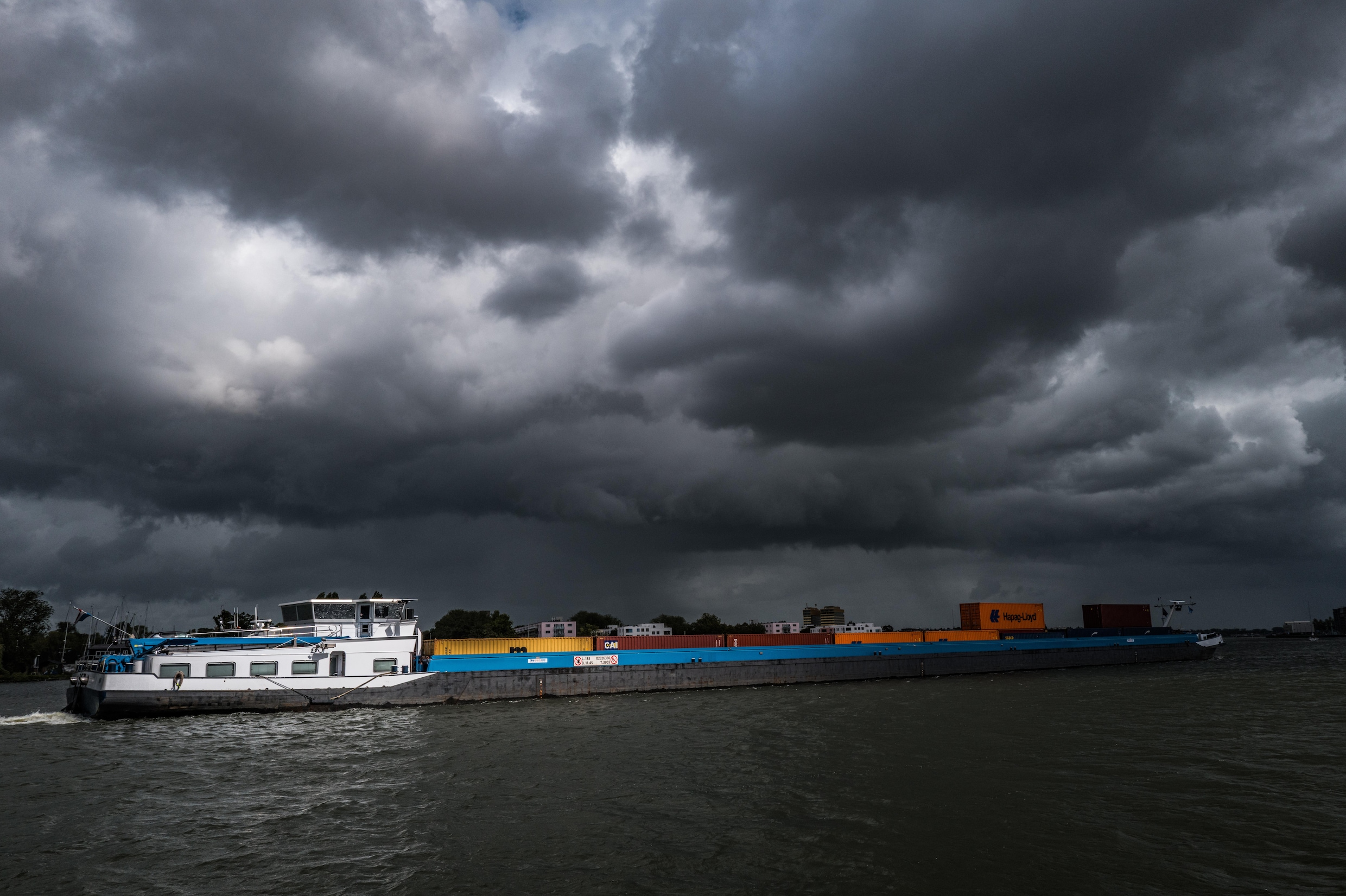 Vrachtschip stuurloos boven Schiermonnikoog, vijf gewonden | Trouw
