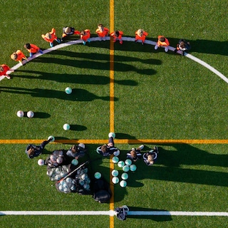 Van grensoverschrijdend gedrag tot witwassen: voetbalscholen opereren in een schimmige wereld. Hoe veilig zijn kinderen daar?