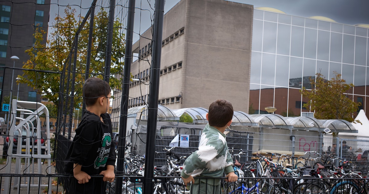 In deze noodopvang in Leeuwarden zitten 172 kinderen vast. Het is er ‘vreselijk’