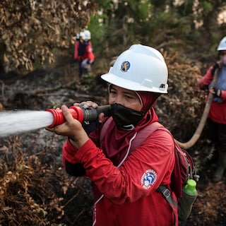 Op Borneo trekt een volledig vrouwelijk corps ten strijde tegen bosbranden