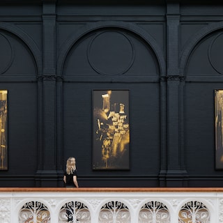 Door kunstenaar Adam Pendleton zijn de witte muren van het Stedelijk nu zwart