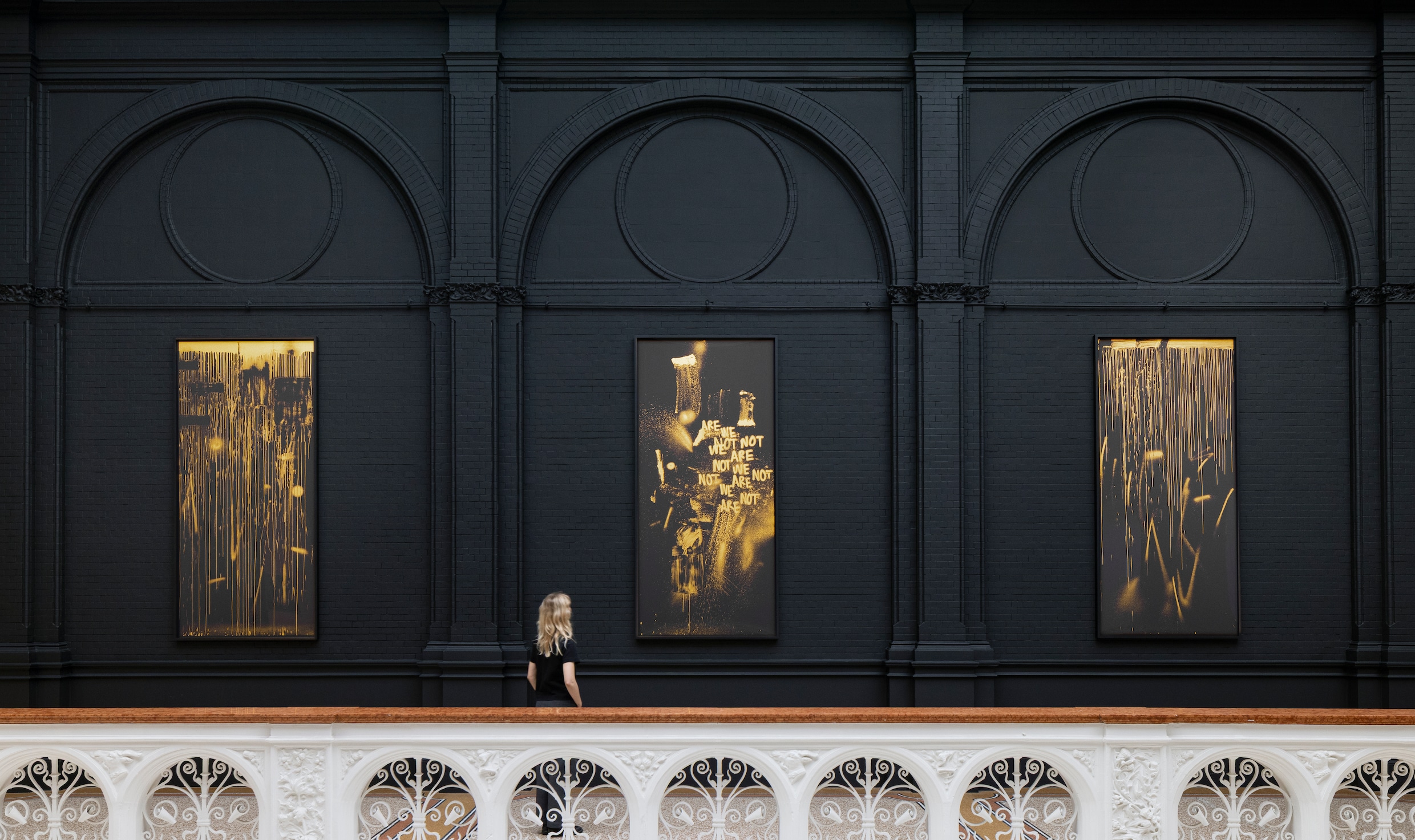 Door kunstenaar Adam Pendleton zijn de witte muren van het Stedelijk nu ...